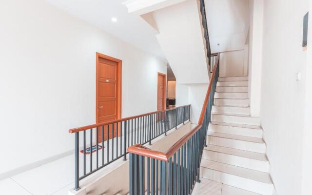 RedDoorz near Universitas Esa Unggul Bekasi Harapan Indah