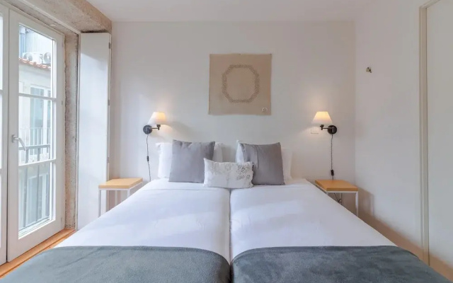 Modern Studio in Porto With Balcony