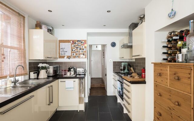 Stylish 1BR Garden Apartment in Earlsfield