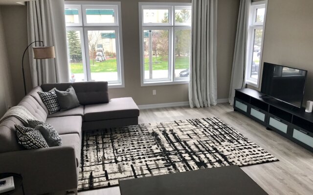 Chic Town House at Lake Ontario