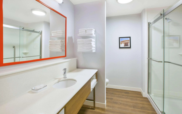 Hampton Inn & Suites Oakwood Village-Cleveland