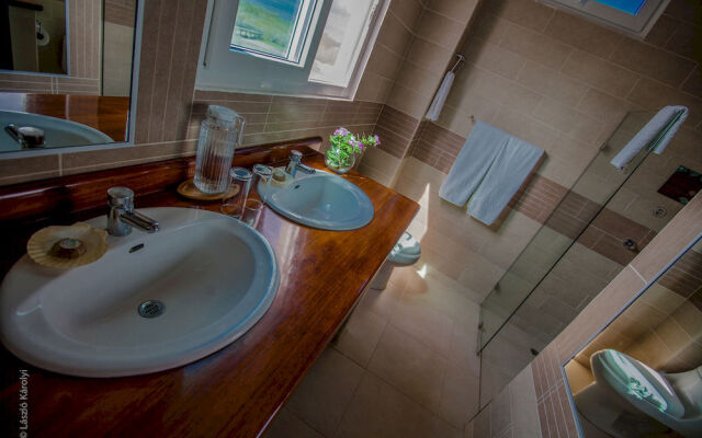 Iguana Crossing Boutique Hotel