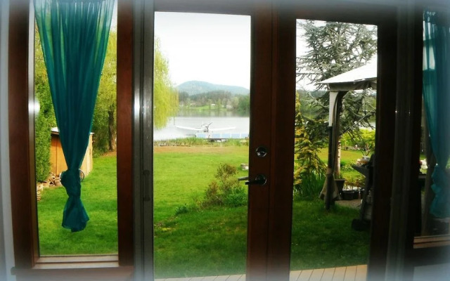 Quamichan Lakehouse Bed & Breakfast