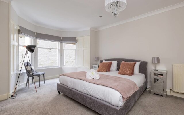 Refined Ground-floor Apt Near Stockbridge Market