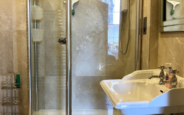 4 Bedroom Georgian Flat In New Town