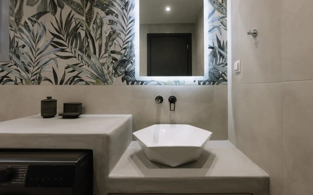 Villa Finest with Private Pool & Hot Tub at Mikri Vigla
