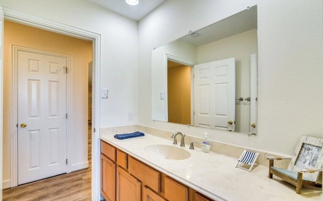 Walk to Beach: Galveston Getaway w/ Deck!