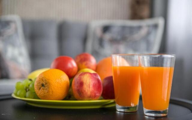 Biały Jeleń z basenem i jacuzzi