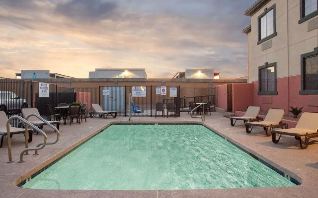 Super 8 Phoenix West I-10