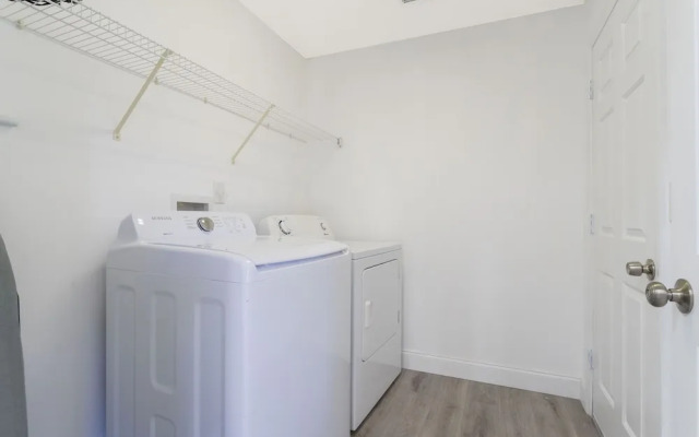 Beautiful 5Bd Single Family w/ Game Room @ 106 Lake Wilson Preserve