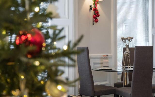 Marks At The Manor Luxury Riverside Apartments - Sleeps up to 4, with Parking and Sky TV