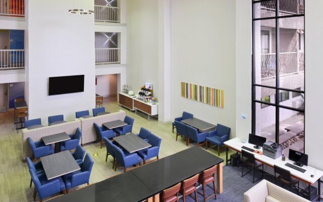 Holiday Inn Express Palm-Desert by IHG