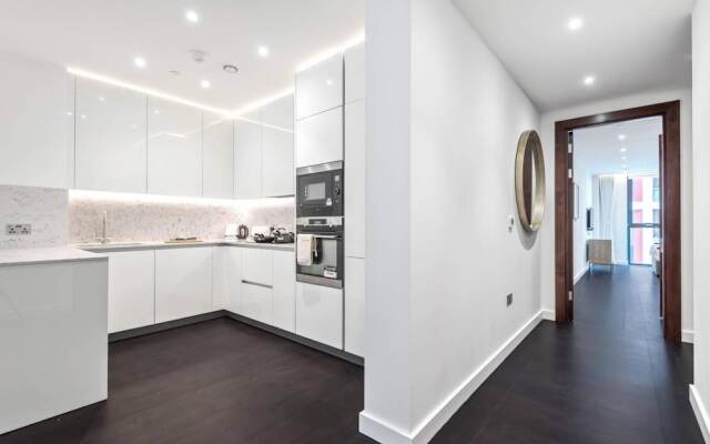 Luxury High Rise two Bedroom Flat Battersea