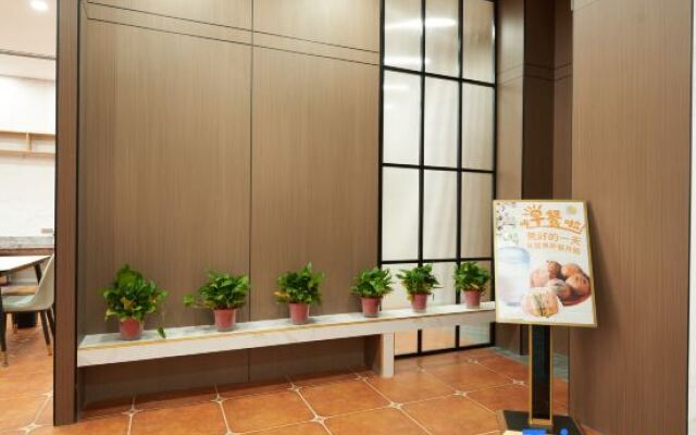 Yiju Fashion Hotel (Wuwei Railway Station Pedestrian Street)