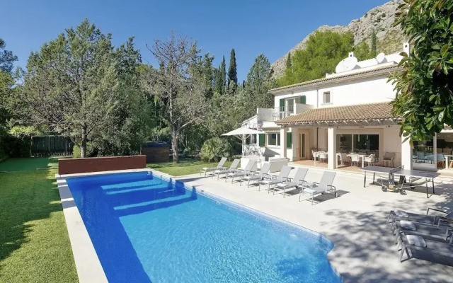 Villa on the Foot of La Font Hills