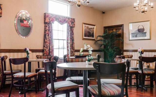 Econo Lodge & Suites Grand Rapids Airport