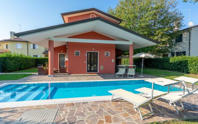 Villa in Albarella With Private Pool & Beach