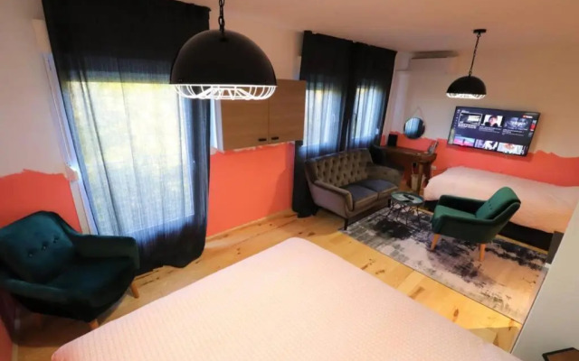 Room Emma,between bus and train station,Netflix,speed Wi-Fi