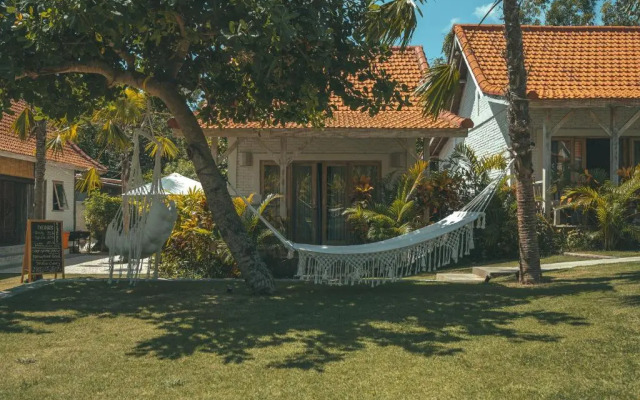 Tamuku Padang Padang, CARI Surf Camp