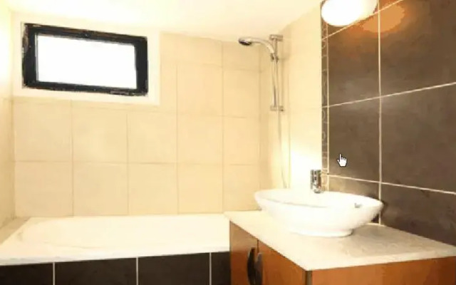 Rita Court Apartment