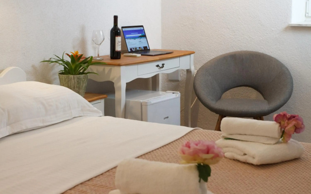 Guest house with garden - choose 3 bedroom house, apartment, rooms