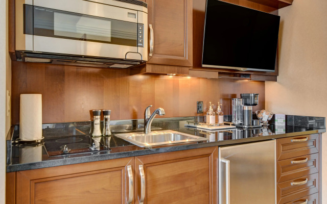 Premium Suite w/balcony at The Signature