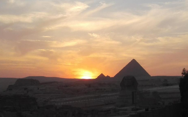 Pyramids Overlook Inn