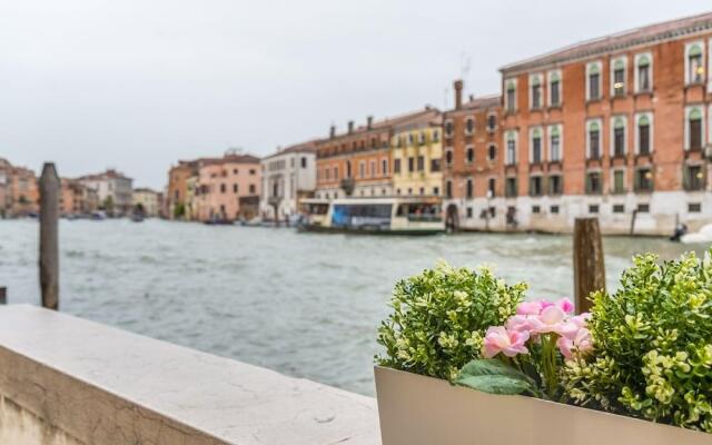 Luxury Apartment On Grand Canal