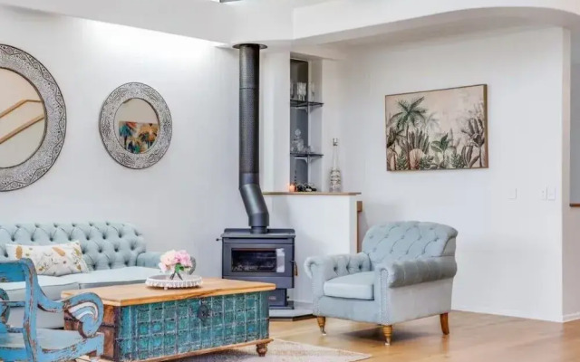 6 Bedroom Oasis in Burleigh Heads