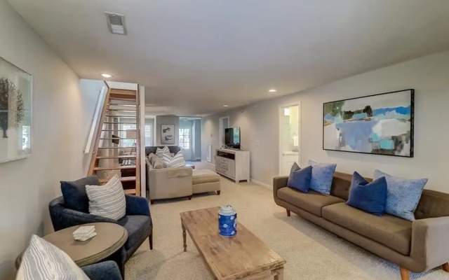 805 East Arctic