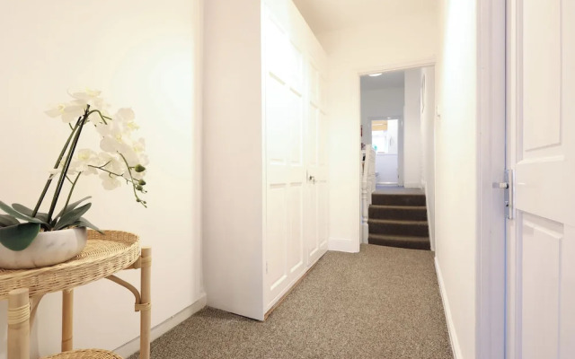 Cardiff Guesthouse & On-Street Parking