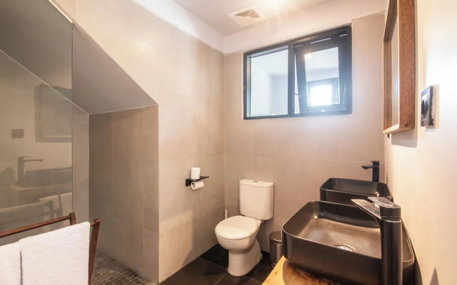 Luxurious 6BR Clifftop Villa, 5 Minutes to Bingin