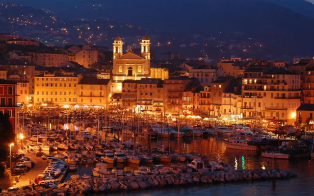 Beau T2 Sur Le Vieux Port, Centre de Bastia