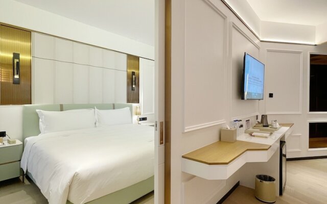 YOHO Resorts World Hotel