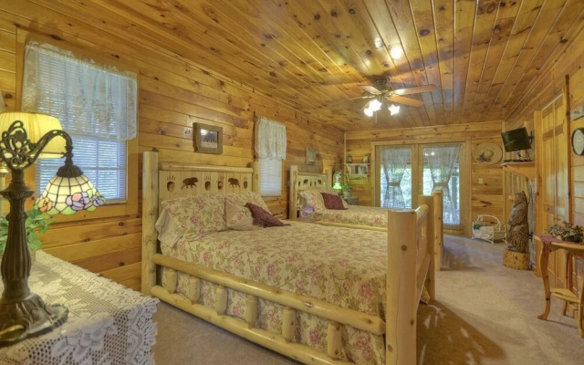 Snuggle Inn & Treehouse