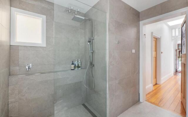 Warwick St Retreat! 3 Bedroom House With Parking