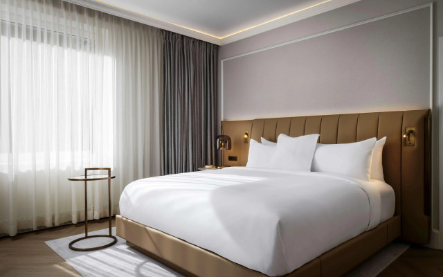 Vogue Hotel Montreal Downtown, Curio Collection by Hilton