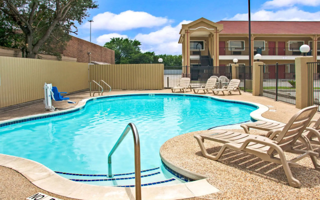 Super 8 by Wyndham Houston/Brookhollow NW