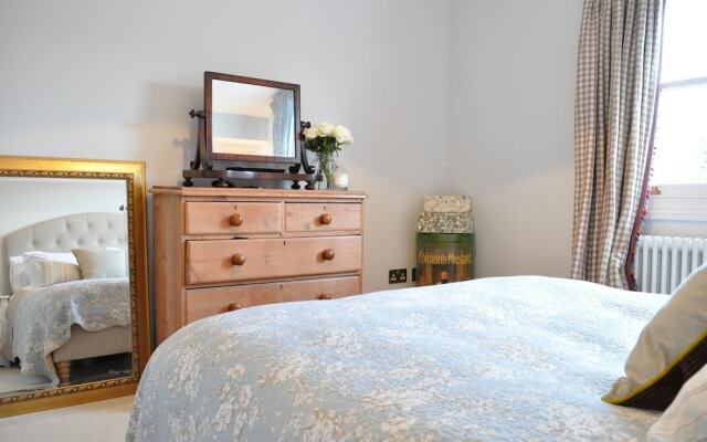 3 Bedroom Family Home In Shepherds Bush