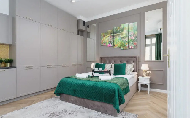 Studio With Jacuzzi by Renters Prestige