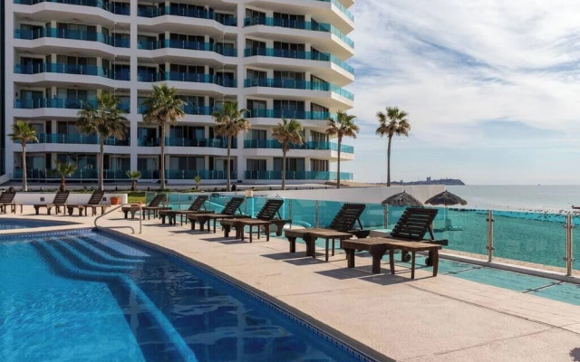 Luxury Beachfront Condo on Sandy Beach