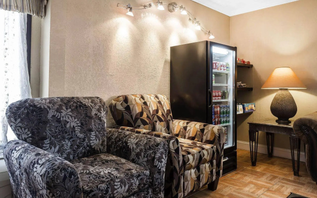 Econo Lodge North