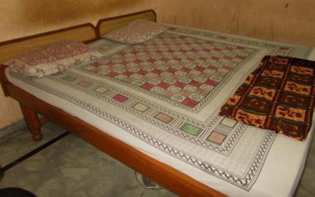 Deluxe Stay near ISBT