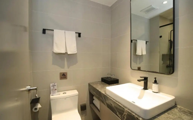 Ease Hotel (Shanghai Stadium Wanping South Road)