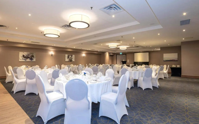 Stage West All-Suite Hotel & Theatre Restaurant