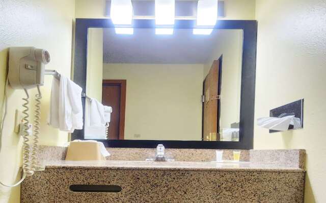 Super 8 by Wyndham Newton