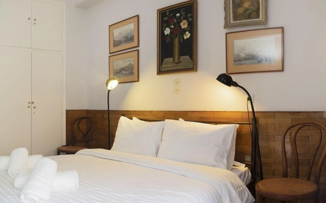 Vintage Apartment next to Acropolis Museum