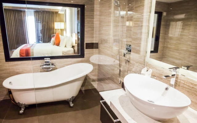 Wealth Lodge Asoke by Favstay