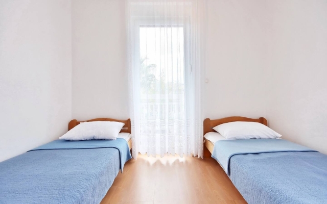 Apartment Toma - 200 m from beach: A1 Omis, Riviera Omis