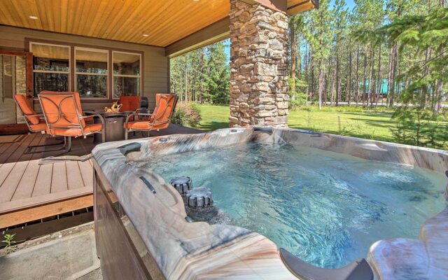 Modern-rustic Ronald Getaway: Hot Tub, Grill!